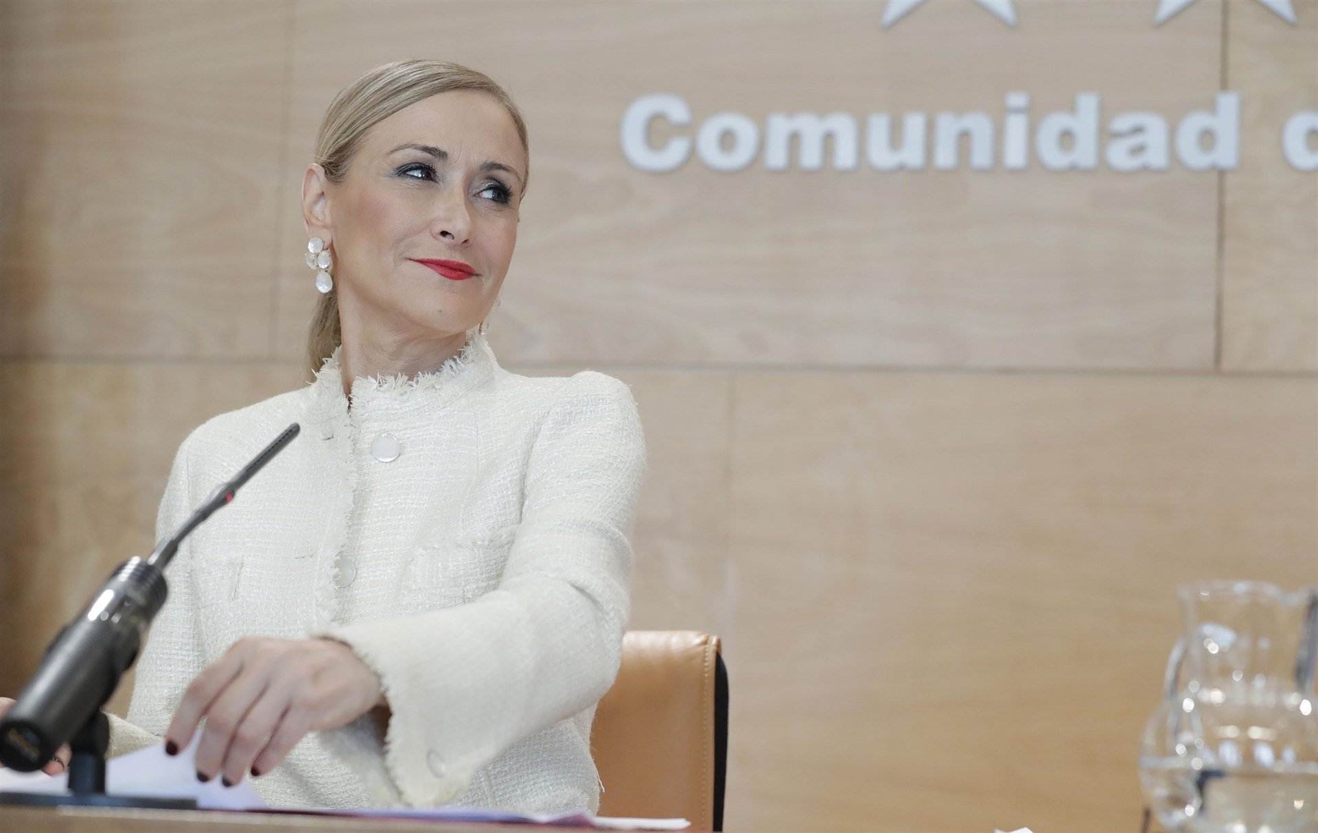 Cifuentes es reuneix d'urgència amb el seu equip pel vídeo on se la veu robant