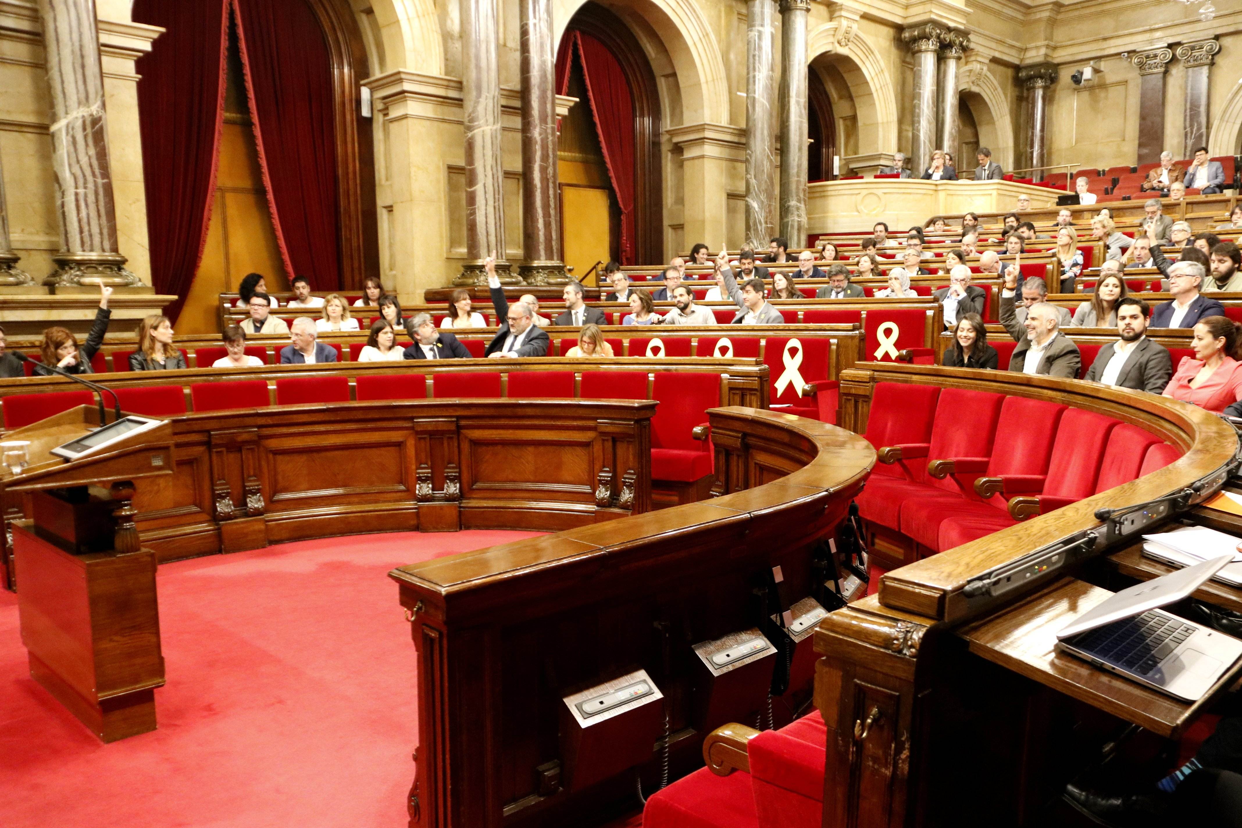 Puigdemont y Comín votan en el pleno pese a la amenaza de impugnación de Rajoy