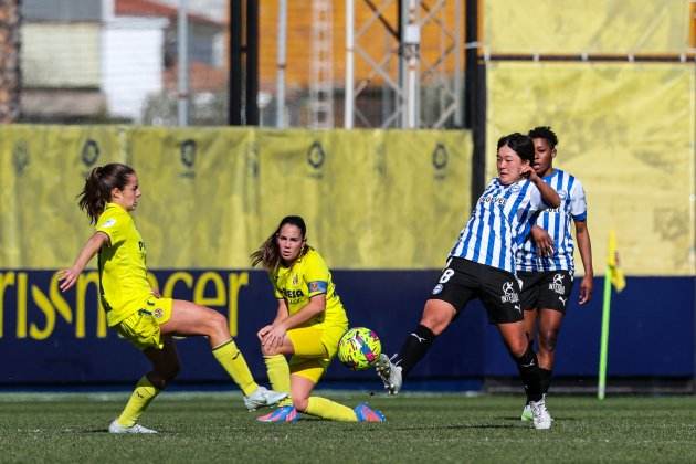 El Alavés y el Vila-real disputant un partit de la Lliga F / Foto: EFE