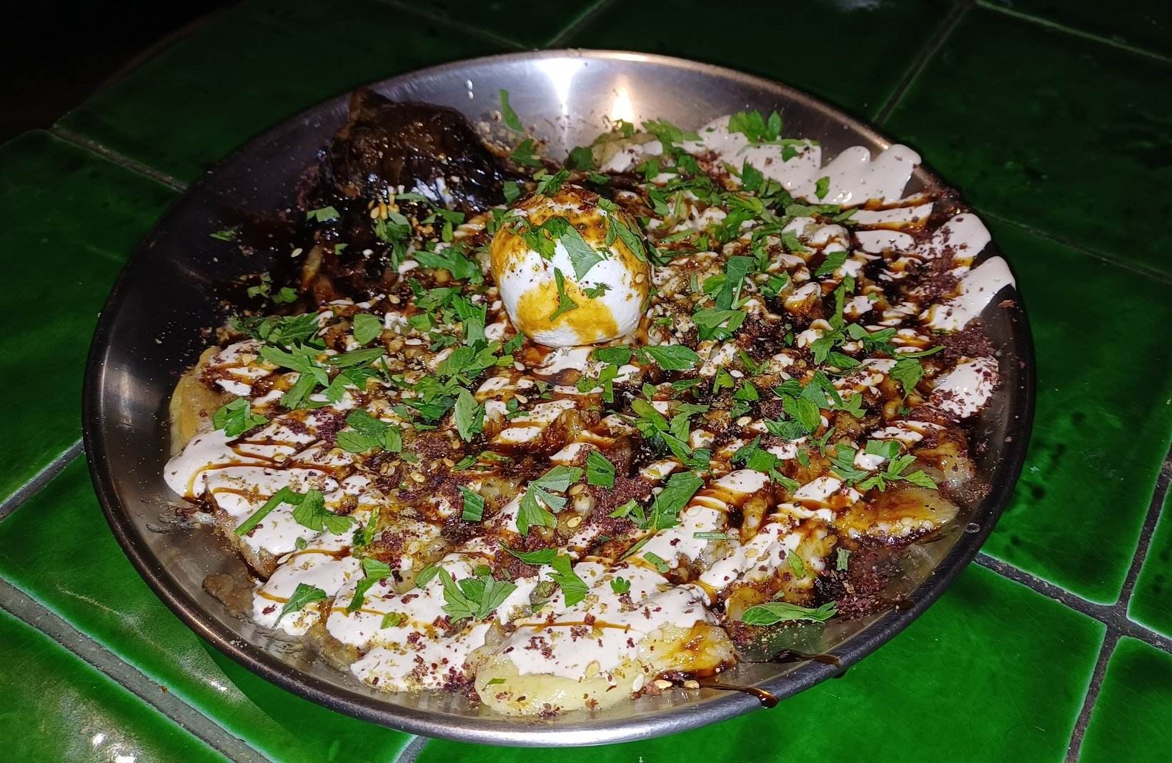 El restaurant al cor de Gràcia per descobrir l'espectacular gastronomia d'Israel