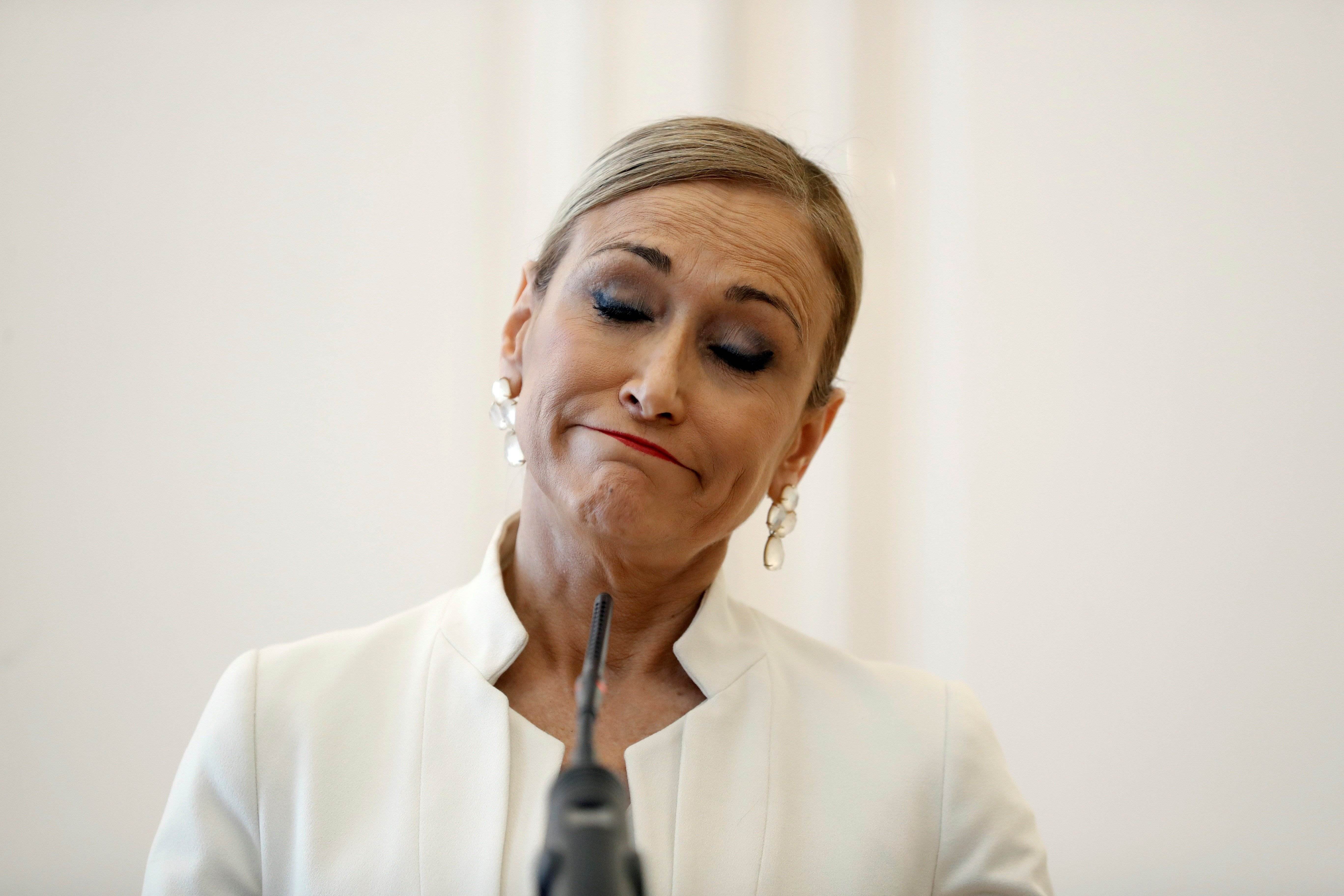 Cifuentes dimite asediada por el máster y el robo de cremas