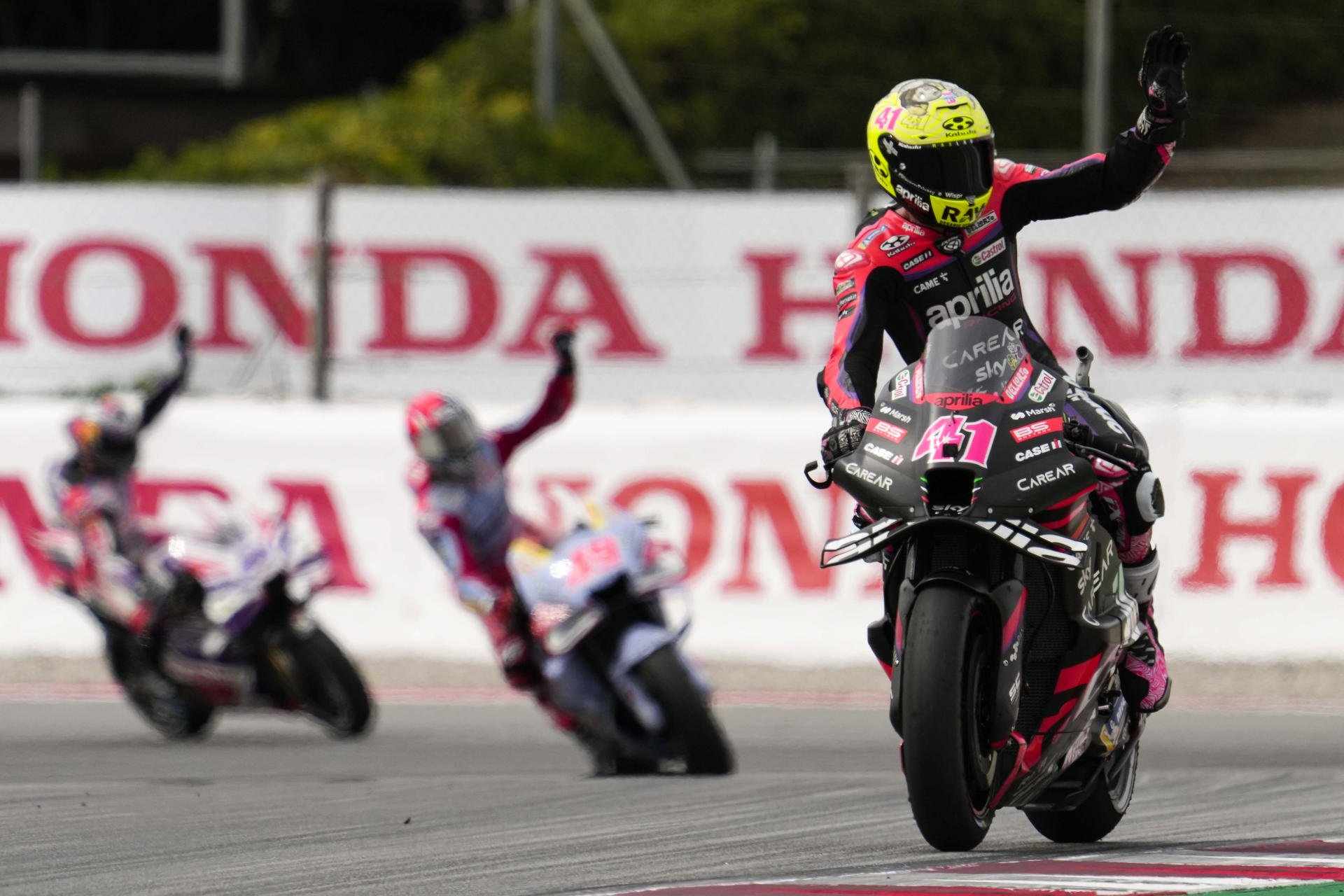 Aleix Espargaró demuestra su superioridad en Catalunya y consigue su primera victoria al esprint en casa