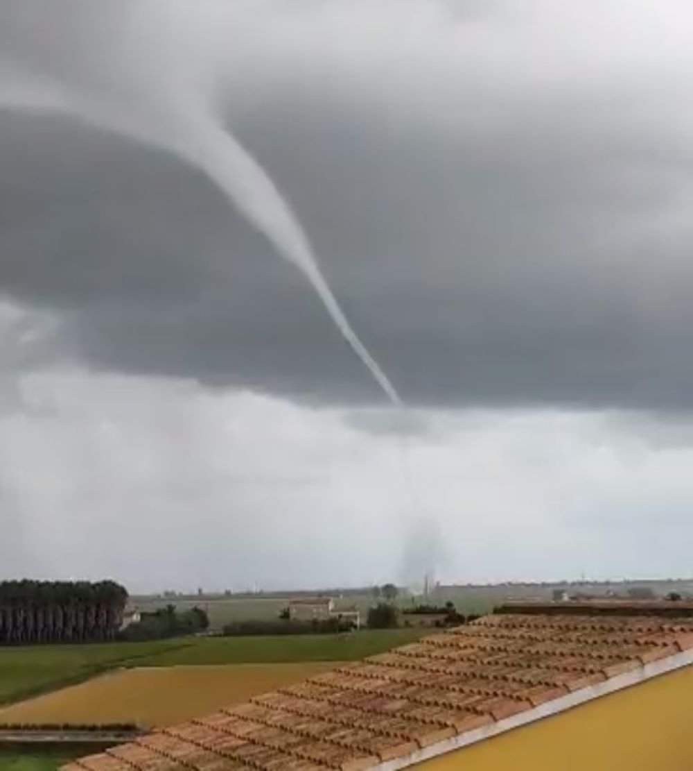 La DANA que asola el litoral sur catalán deja un vistoso tornado en el Delta del Ebro