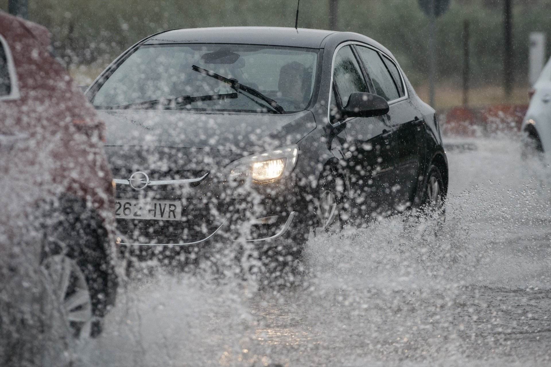 Qué es y cómo evitar el aquaplaning cuando conducimos con lluvia