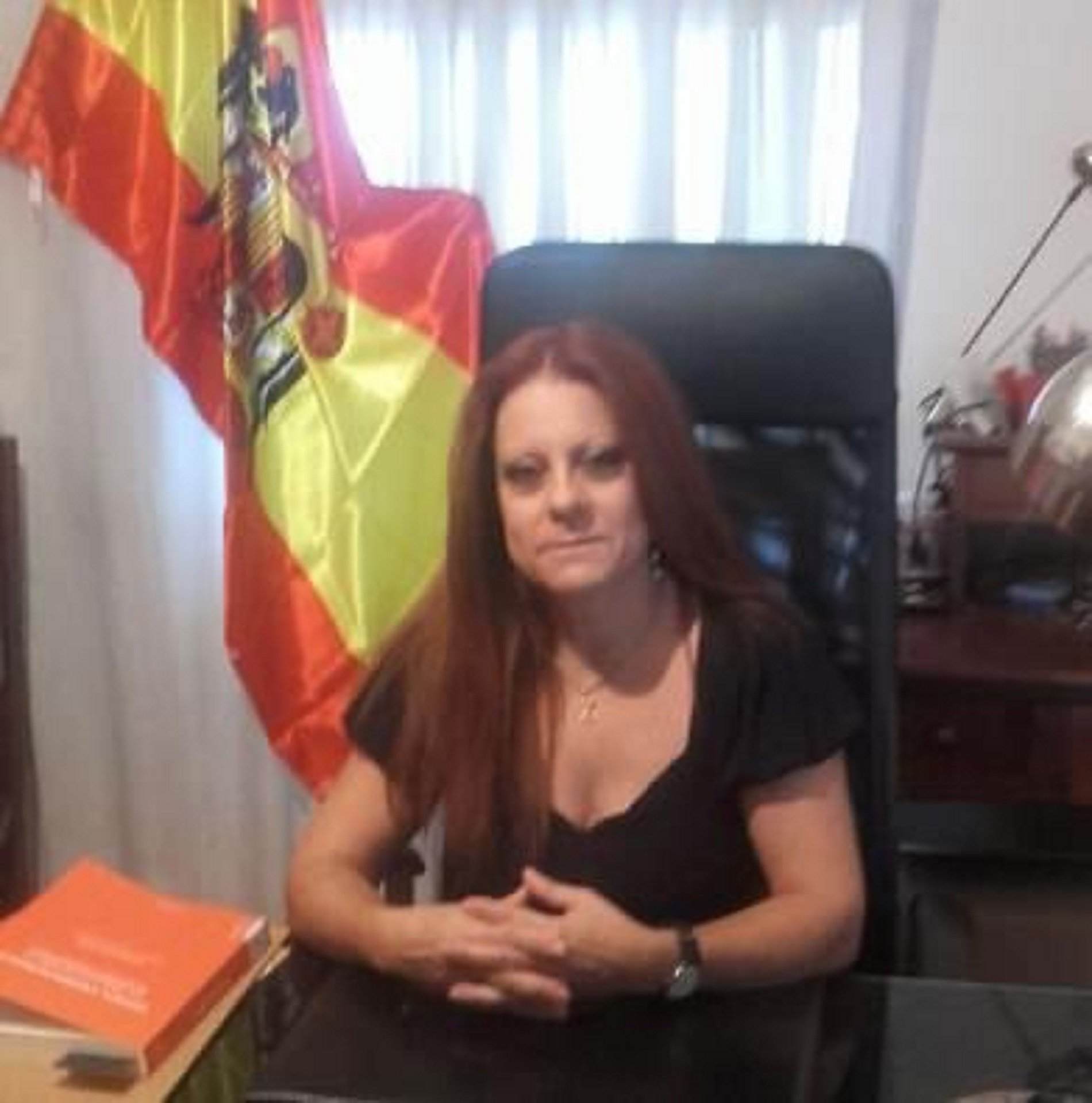 La directora de Justicia del gobierno de Aragón, pillada en fotos con una bandera franquista