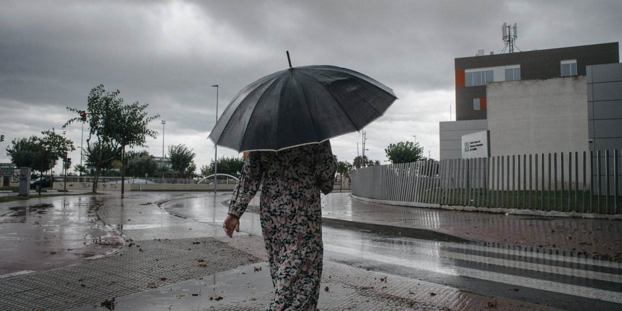 EuropaPress 5412975 mujer camina lluvia septiembre 2023 castellon comunidad valenciana espana