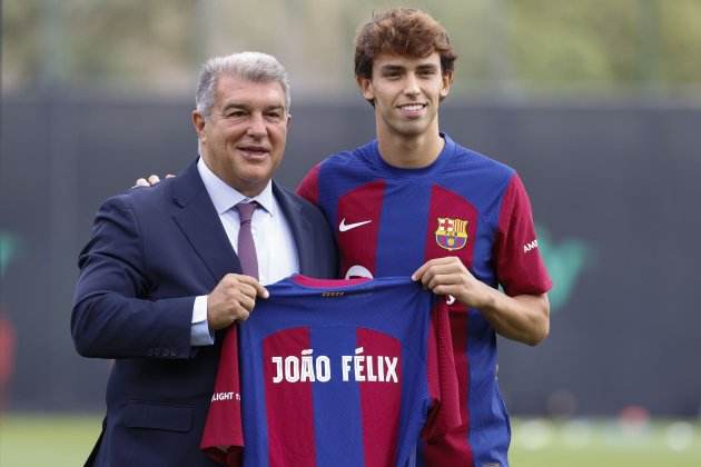 Joao Felix, al costat de|juntament amb Joan Laporta, en la seva presentació amb el Barça / Foto: EFE