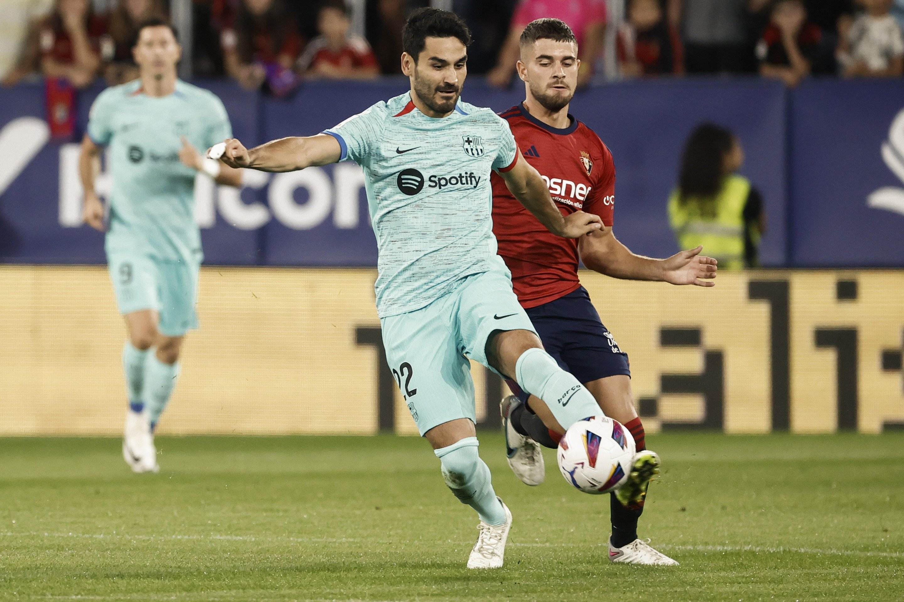 Gündogan se aparta de la foto con los jugadores del Barça, no quiere salir