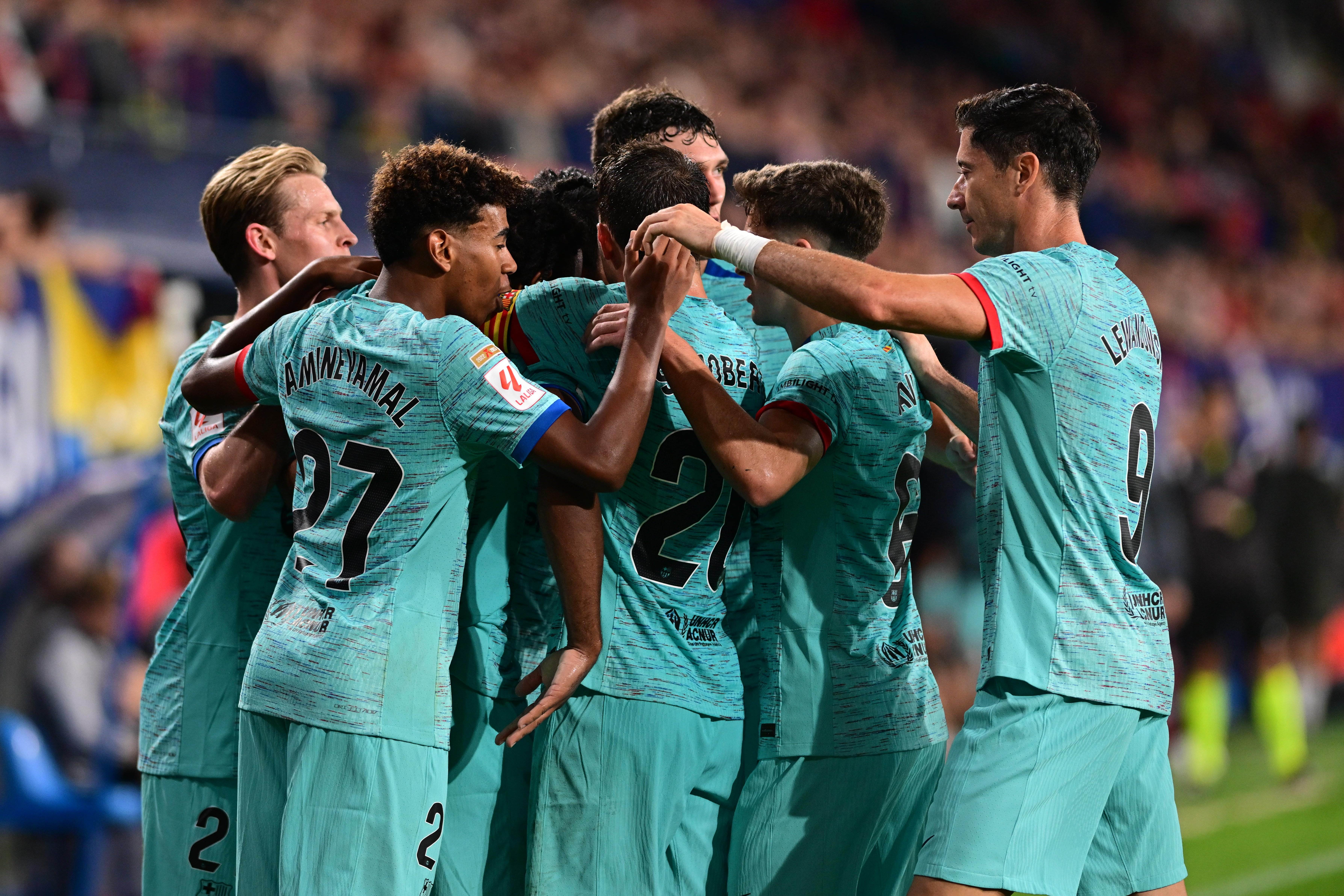 El Barça assoleix una treballada victòria contra l'Osasuna (1-2) i se'n va a l'aturada a dos punts del Madrid
