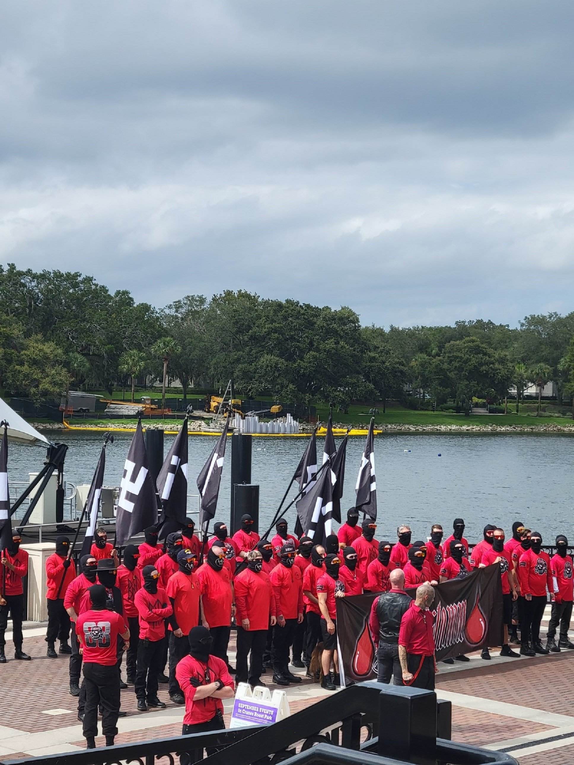 Un grupo de neonazis se manifiesta en las puertas de Disneyland en Orlando