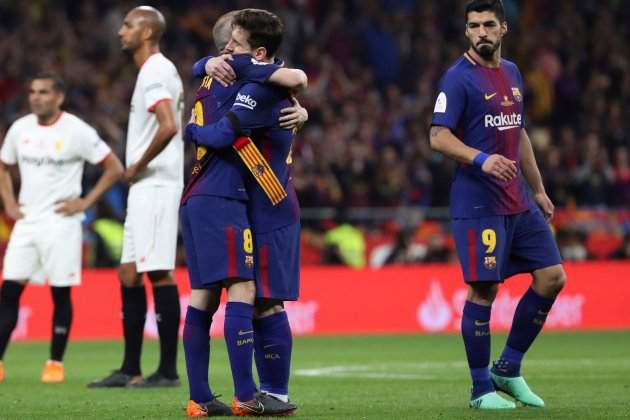 Leo Messi Andres Iniesta final Copa Barça Sevilla abrazada EFE