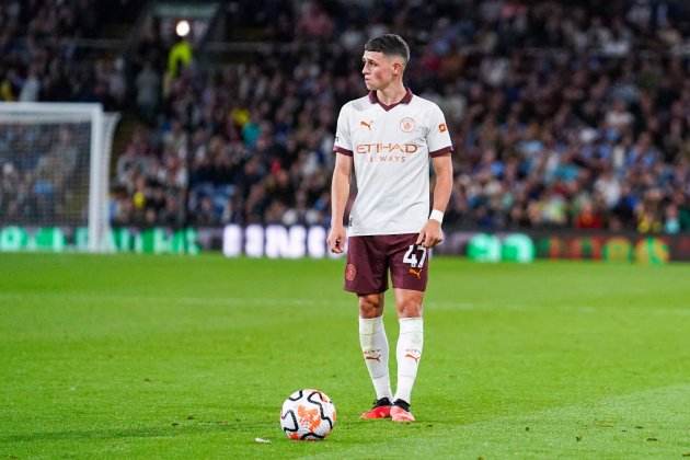 Phil Foden antes de lanzar una falta con el Manchester City / Foto: Europa Press Phil Foden antes de lanzar una falta con el Manchester City / Foto: Europa Press