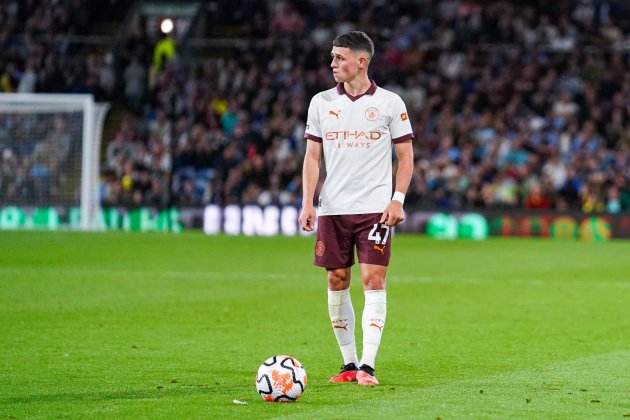 Phil Foden abans de llançar una falta amb el Manchester City / Foto: Europa Press