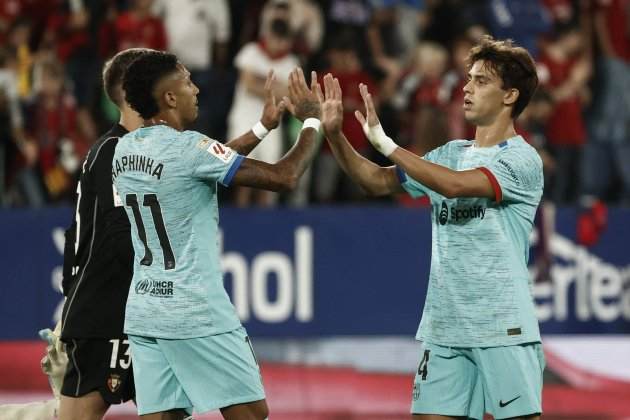 Raphinha y Joao Félix durante el pasado Osasuna - Barça / Foto: EFE