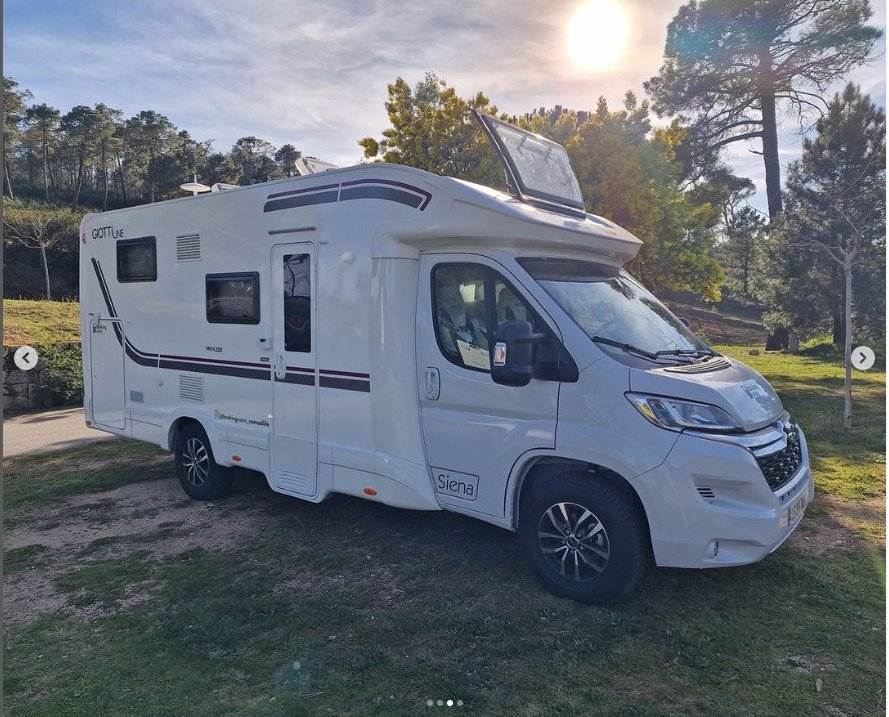 Una família dels Estats Units viu 16 anys en una caravana per construir la seva casa amb material reciclat