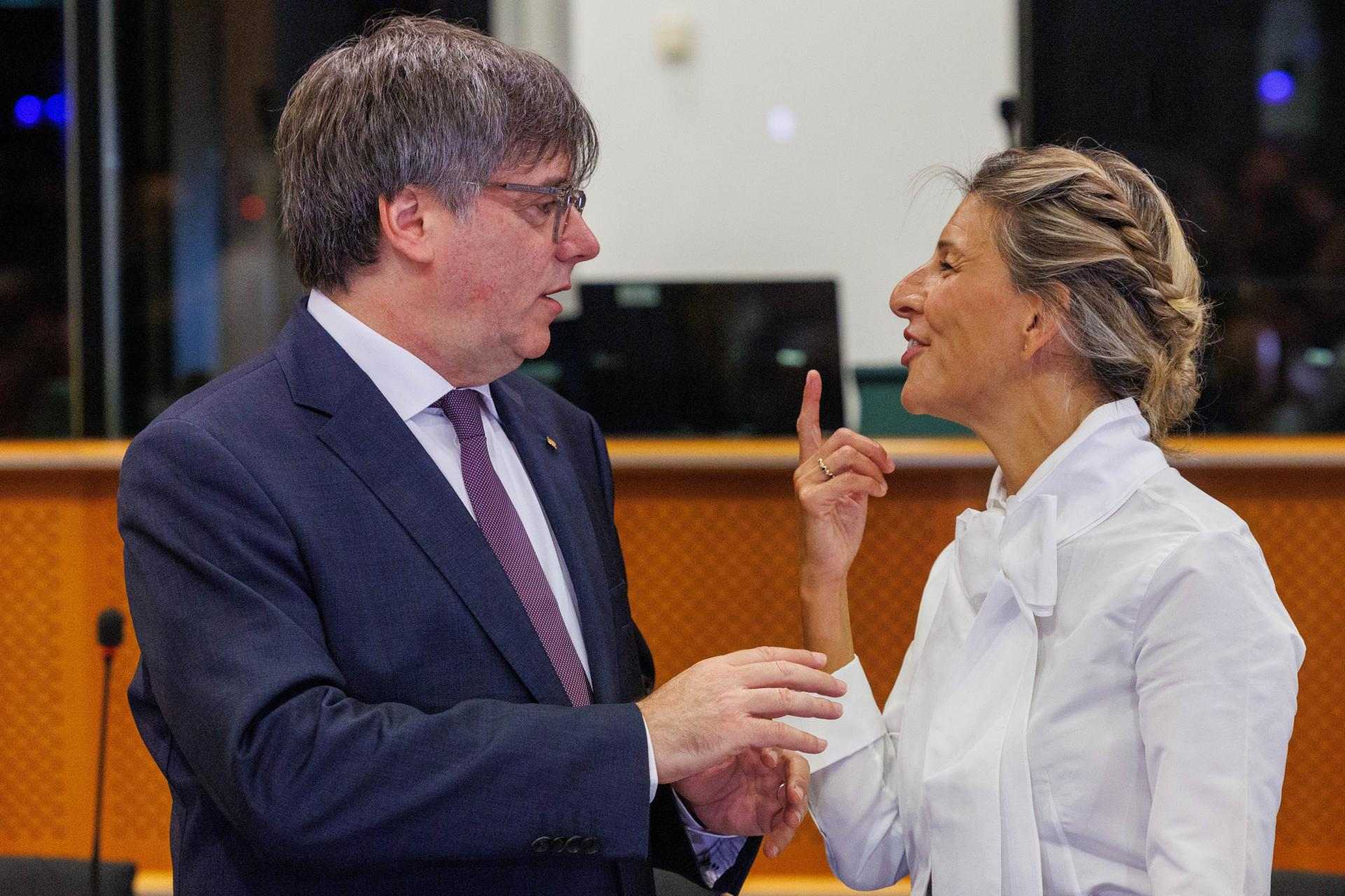 Díaz se compromete en la reunión con Puigdemont a "explorar todas las soluciones democráticas"