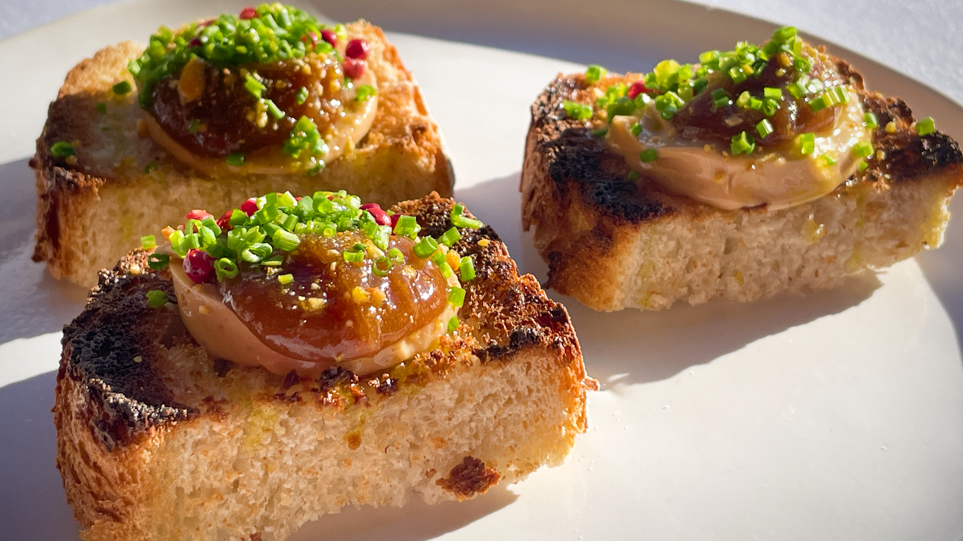 La tostada de foie con mermelada de higos para hacer un segundo desayuno de bandera