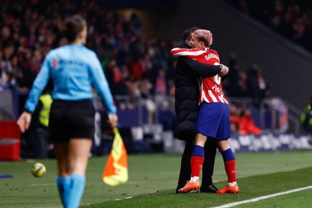 Antoine Griezmann i el Mestís Simeone s'abracen / Foto: Europa Press