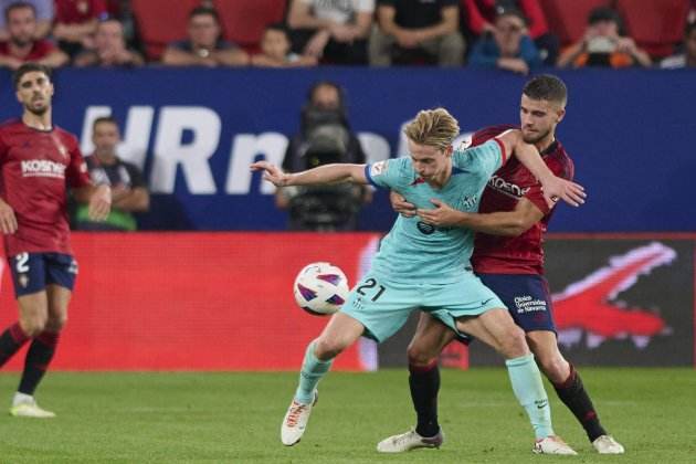 Frenkie de Jong Iker Muñoz Osasuna Barça / Foto: EFE Frenkie de Jong Iker Muñoz Osasuna Barça / Foto: EFE