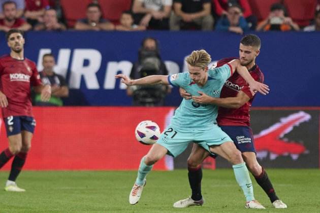 Frenkie de Jong Iker Muñoz Osasuna Barça / Foto: EFE