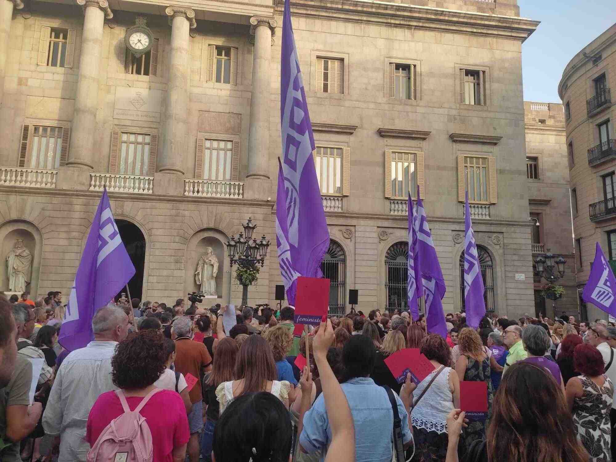 El feminismo saca tarjeta roja a Luis Rubiales en el centro de Barcelona