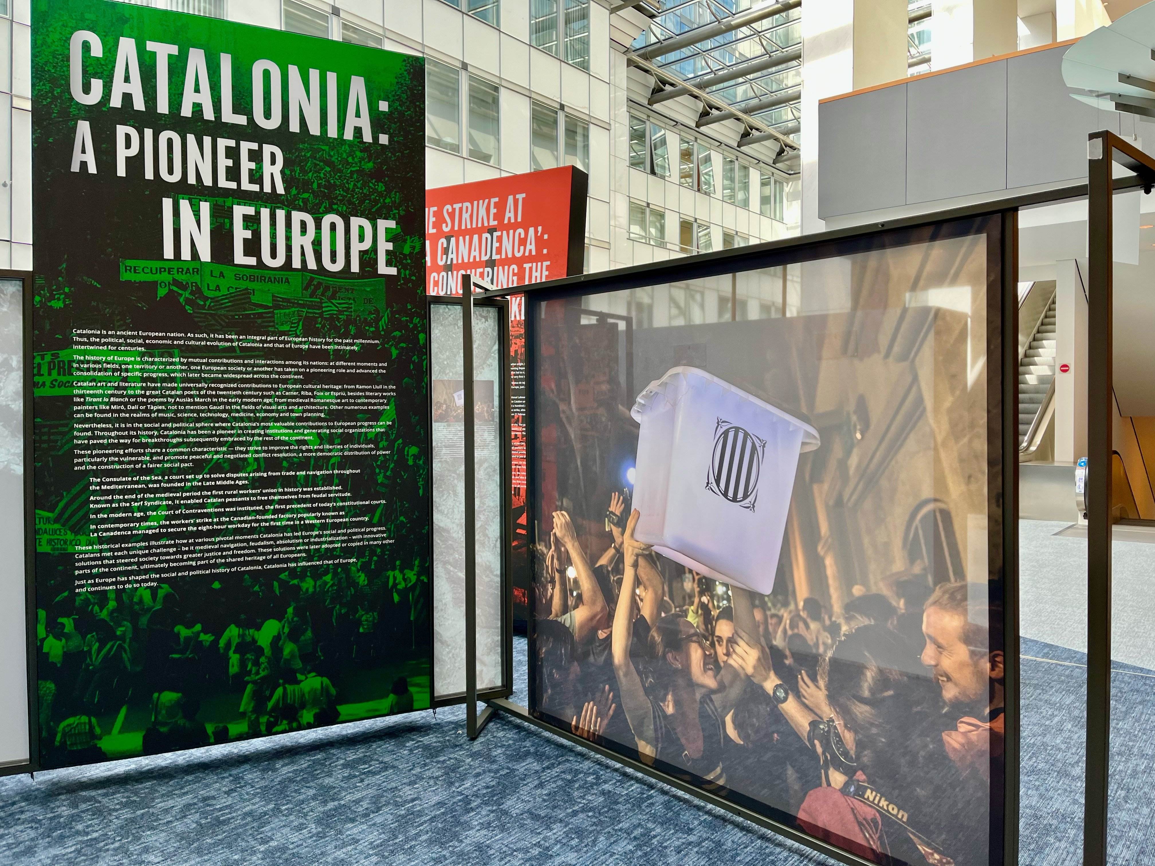El Parlamento Europeo retira la foto de una urna del 1-O de la muestra organizada por Puigdemont