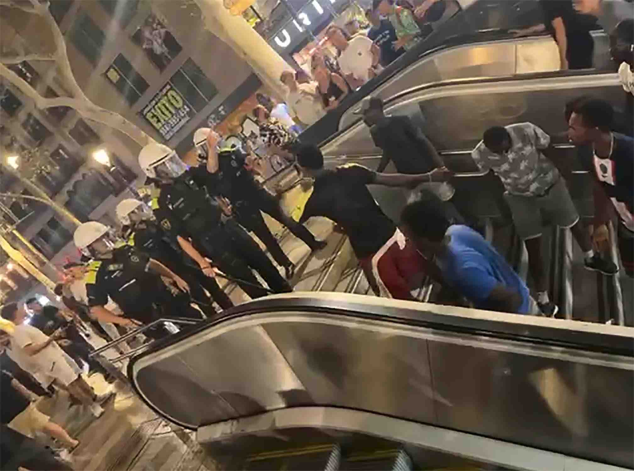Enfrentamientos con los manteros de Barcelona: ahora se quejan de que la policía quiera hacer cumplir la ley