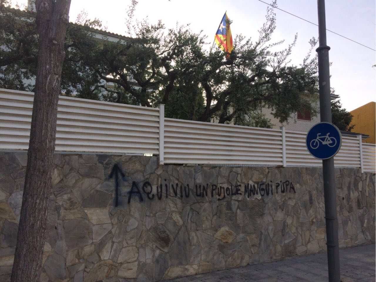 Pintadas amenazadoras en casas de Cambrils con estelada o lazos amarillos