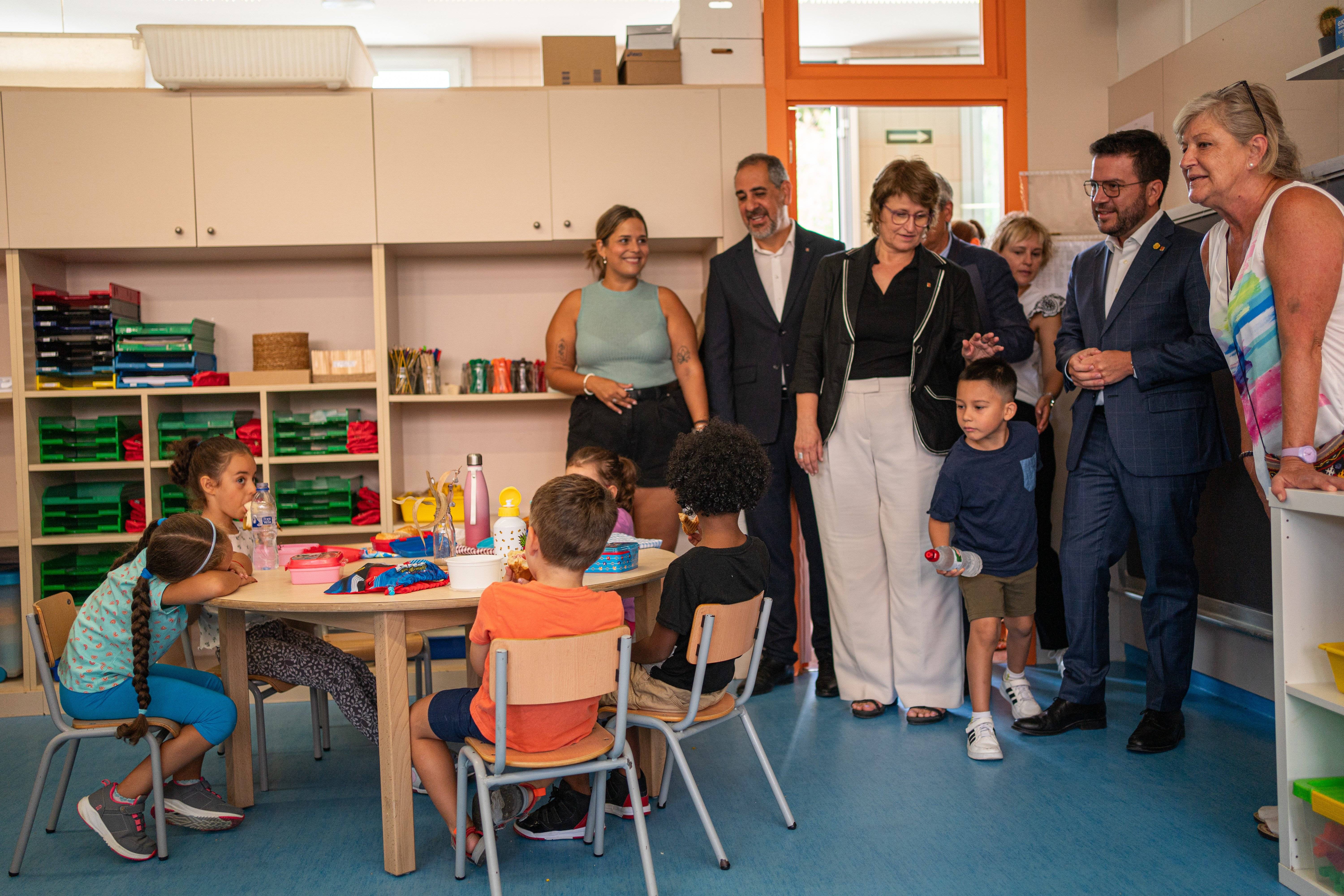 Pere Aragones y Anna Simó en la escuela Mercè Rodoreda de Barcelona (3) Pere Aragones y Anna Simó en la escuela Mercè Rodoreda de Barcelona (3)
