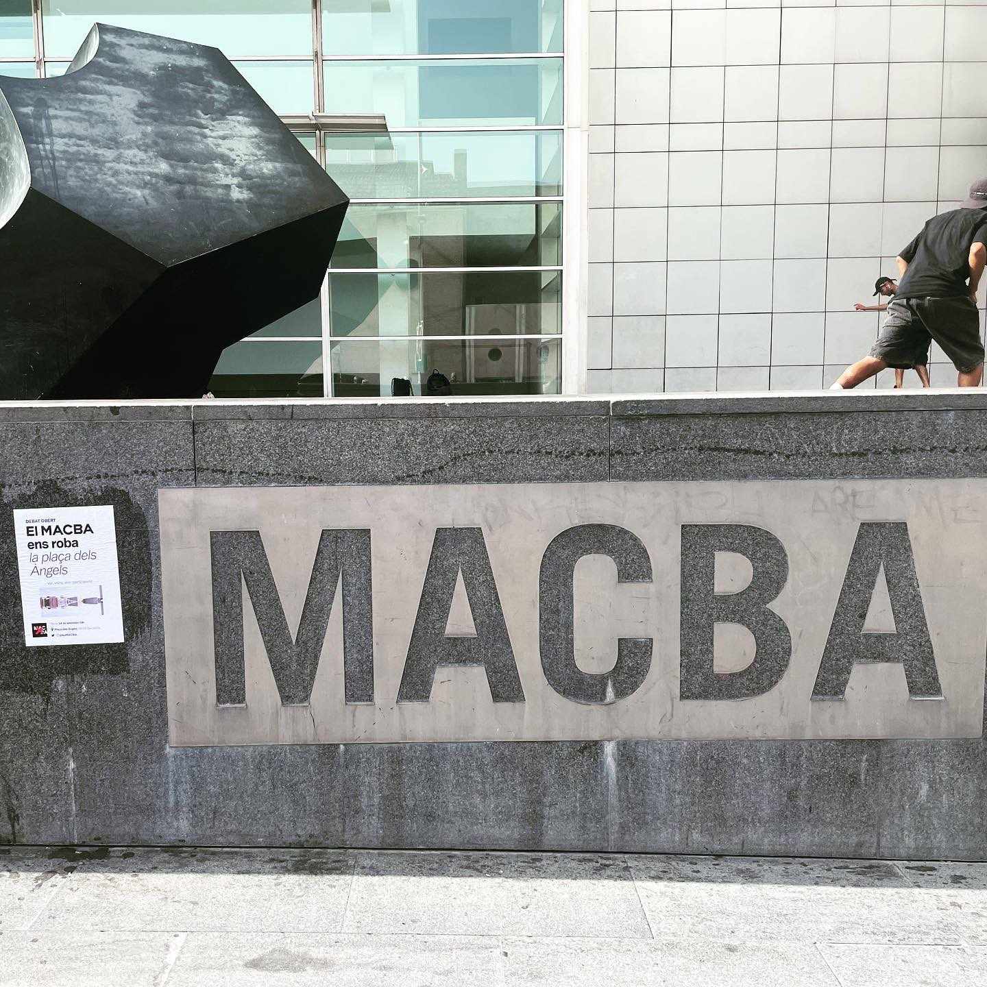 Encartelan el entorno del Macba en contra de la ampliación en la plaza dels Àngels de Barcelona