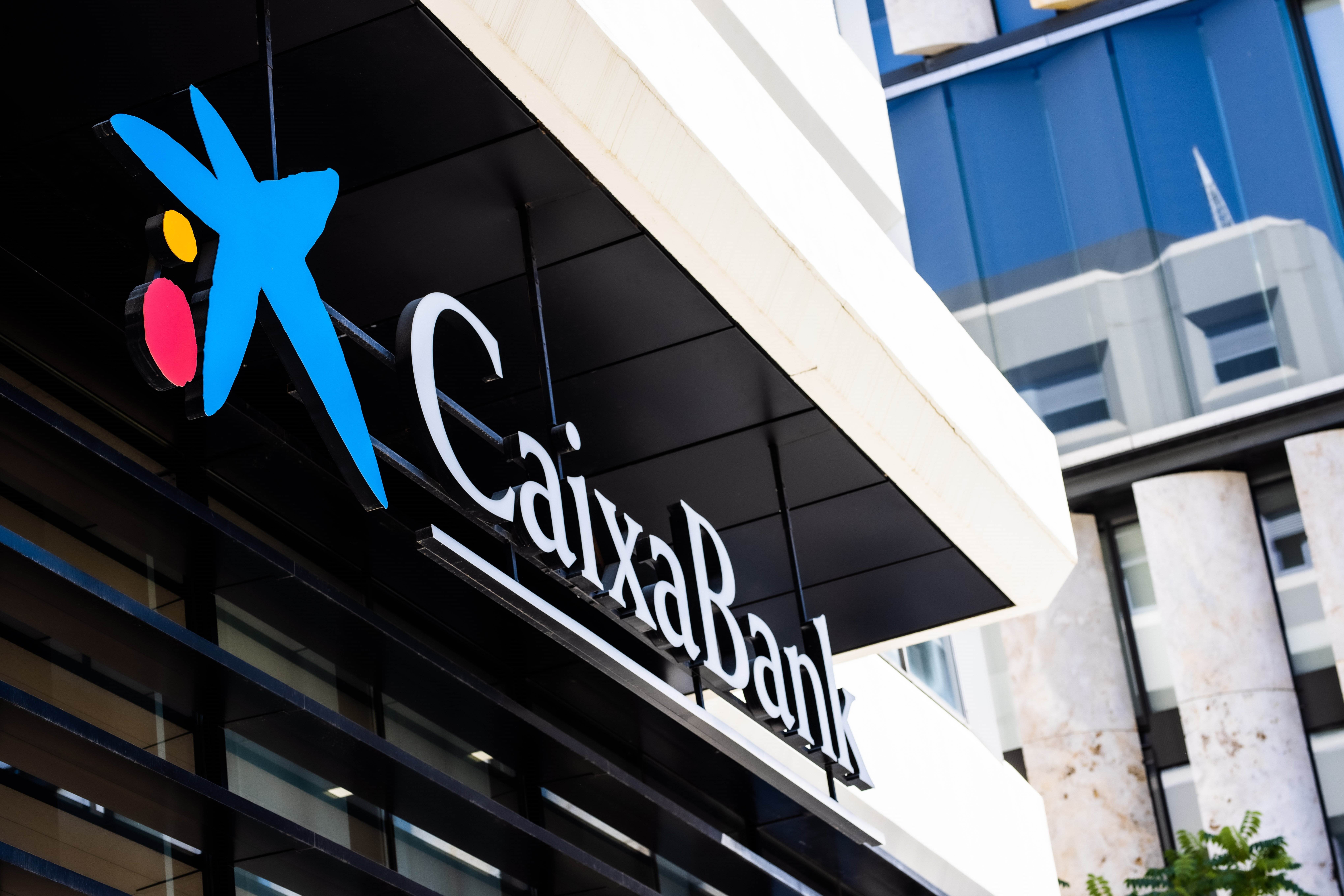 Logo de una oficina de CaixaBank 