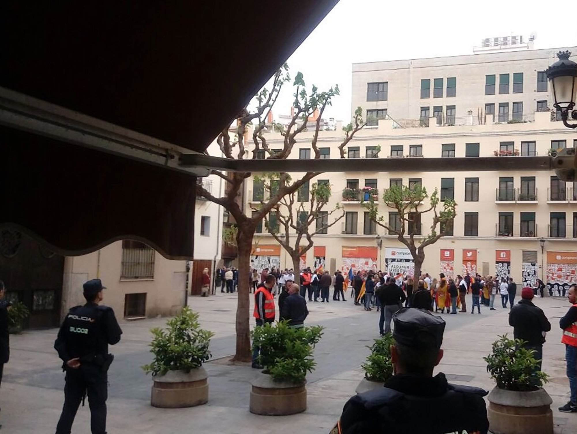 La concentración de un grupo ultra obliga a cerrar la sede de Compromís