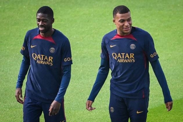 Ousmane Dembélé y Kylian Mbappé sonriendo durante un entrenamiento con el PSG / Foto: Europa Press