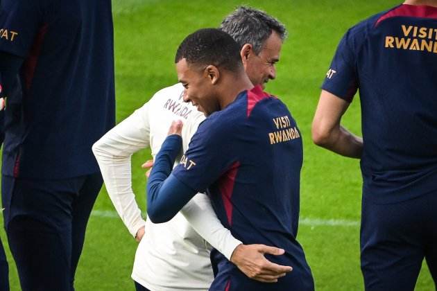 Luis Enrique saludando a Kylian Mbappé durante un entrenamiento del Paris Saint-Germain / Foto: EFE