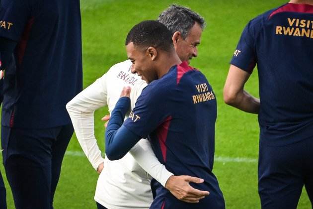 Luis Enrique saludant Kylian Mbappé durant un entrenament del Paris Saint-Germain / Foto: EFE Luis Enrique saludant Kylian Mbappé durant un entrenament del Paris Saint-Germain / Foto: EFE