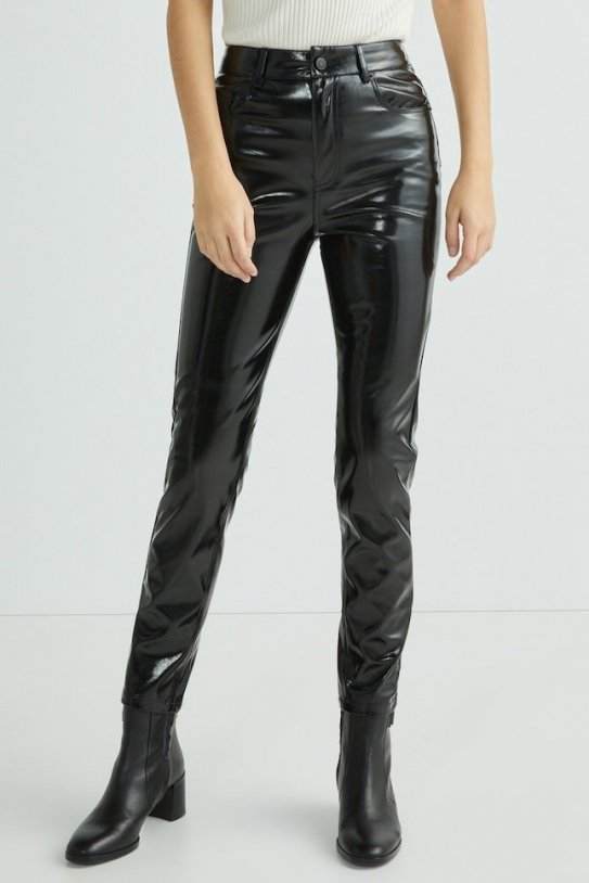 Vuelve a ser tendencia el pantal n efecto vinilo disponible en El