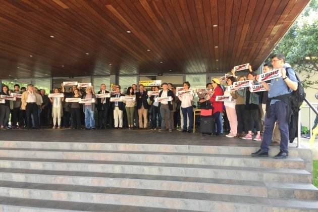 Concentració a favor de l’allberament dels presos polítics davant l’ETS d’Enginyeria de UPC a l’avinguda Diagonal. Llegeixen un poema d’Antonio Machado i interpreten l’Estaca.