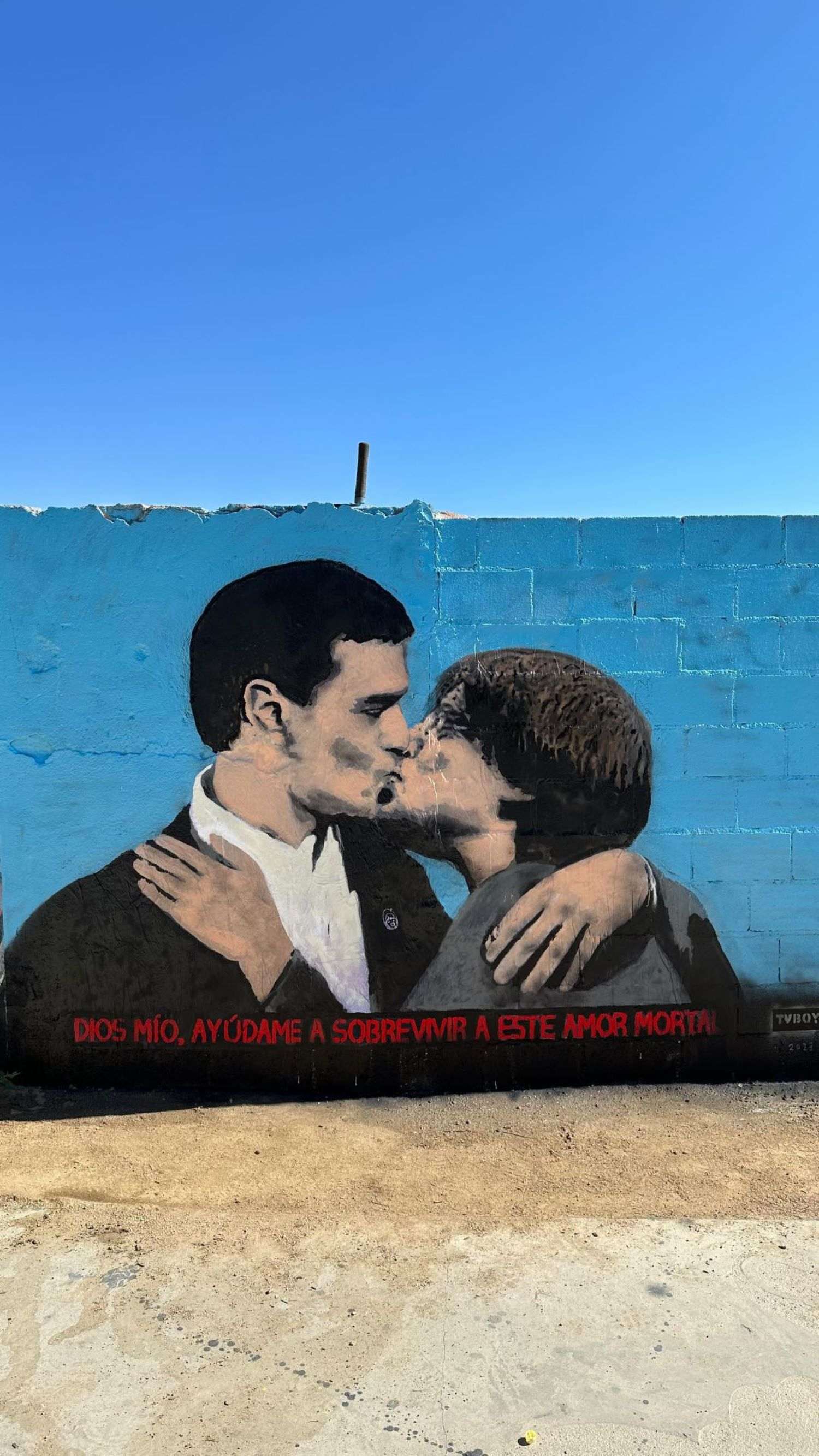 Pedro Sánchez y Carles Puigdemont se dan un beso en el nuevo mural del artista Tvboy