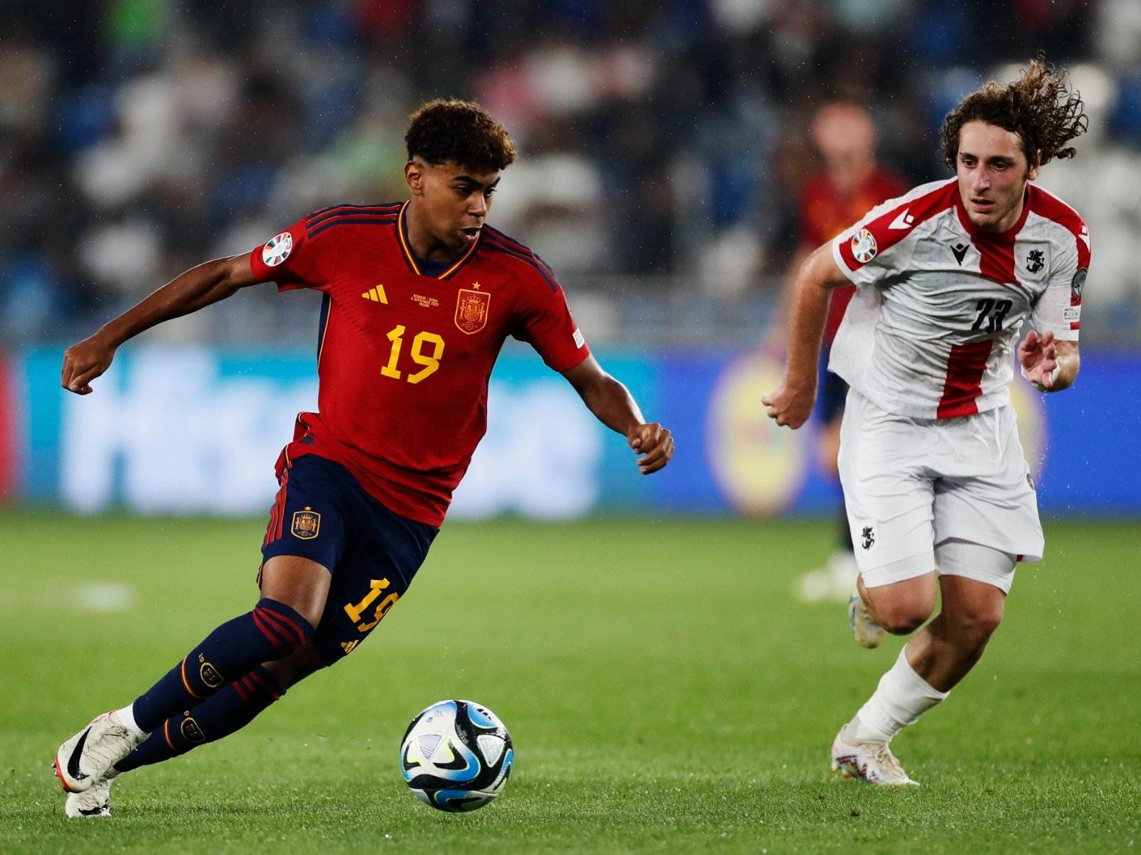 Lamine Yamal pulveriza todos los récords: debutante y goleador más joven de la selección española