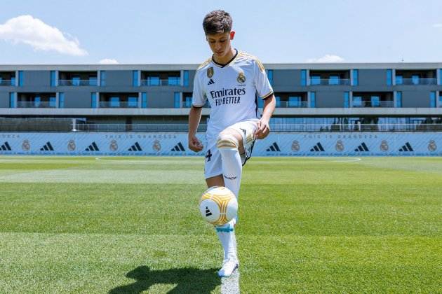 Arda Güler dando toques en su presentación con el Real Madrid / Foto: @10ardaguler