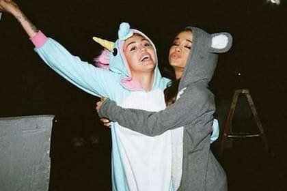 Miley Cyrus y Ariana Grande