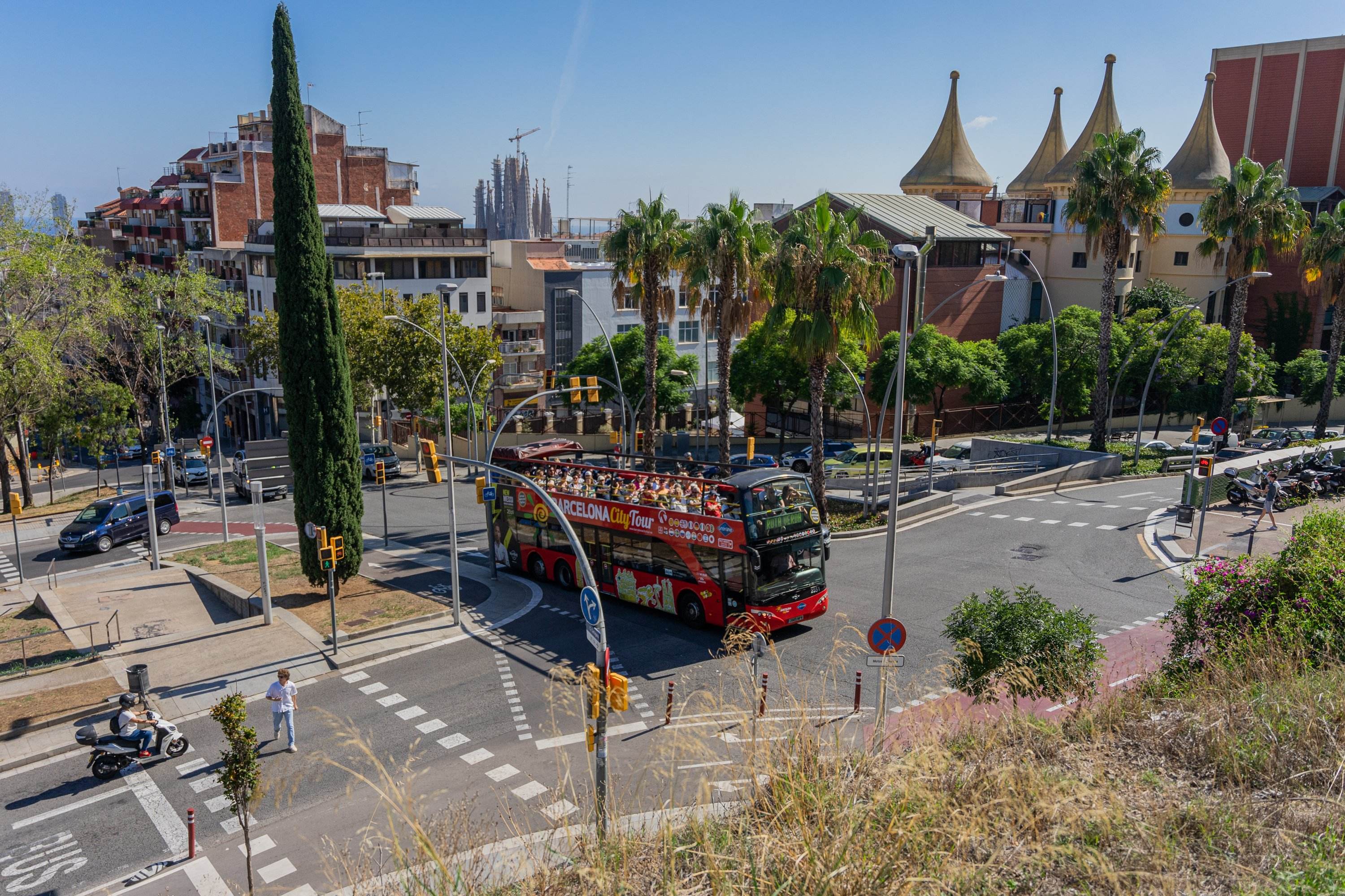Humo y ruido cada cinco minutos, la pesadilla de los buses turísticos de Barcelona en la calle Cartagena