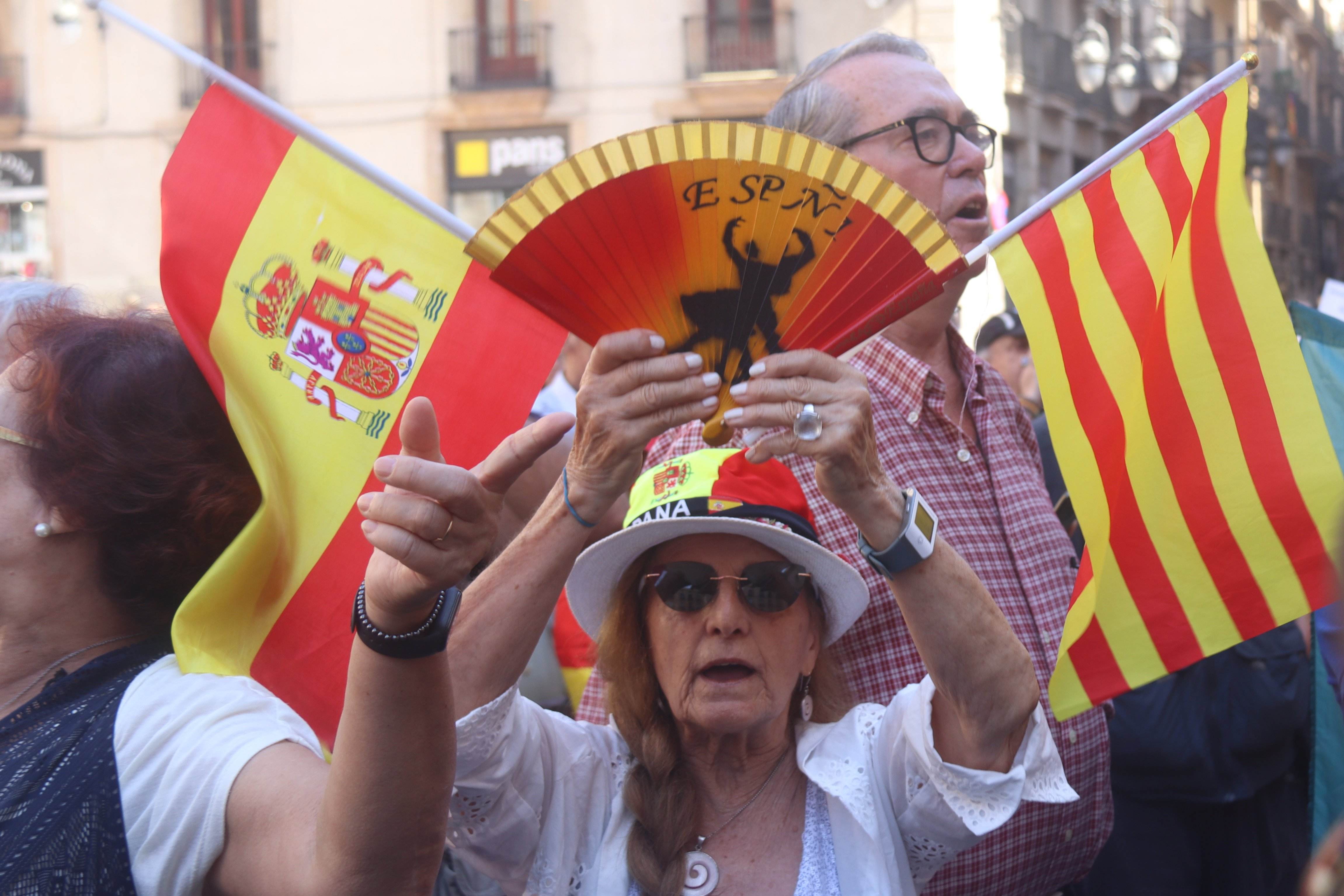 Españolistas boicotean el minuto de silencio por las víctimas de Marruecos en Barcelona