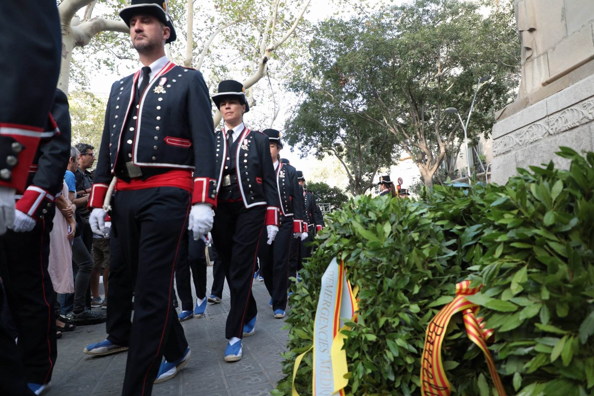 Partidos y entidades aprietan por la amnistía, mientras el PSC opta por la "concordia" en la ofrenda floral