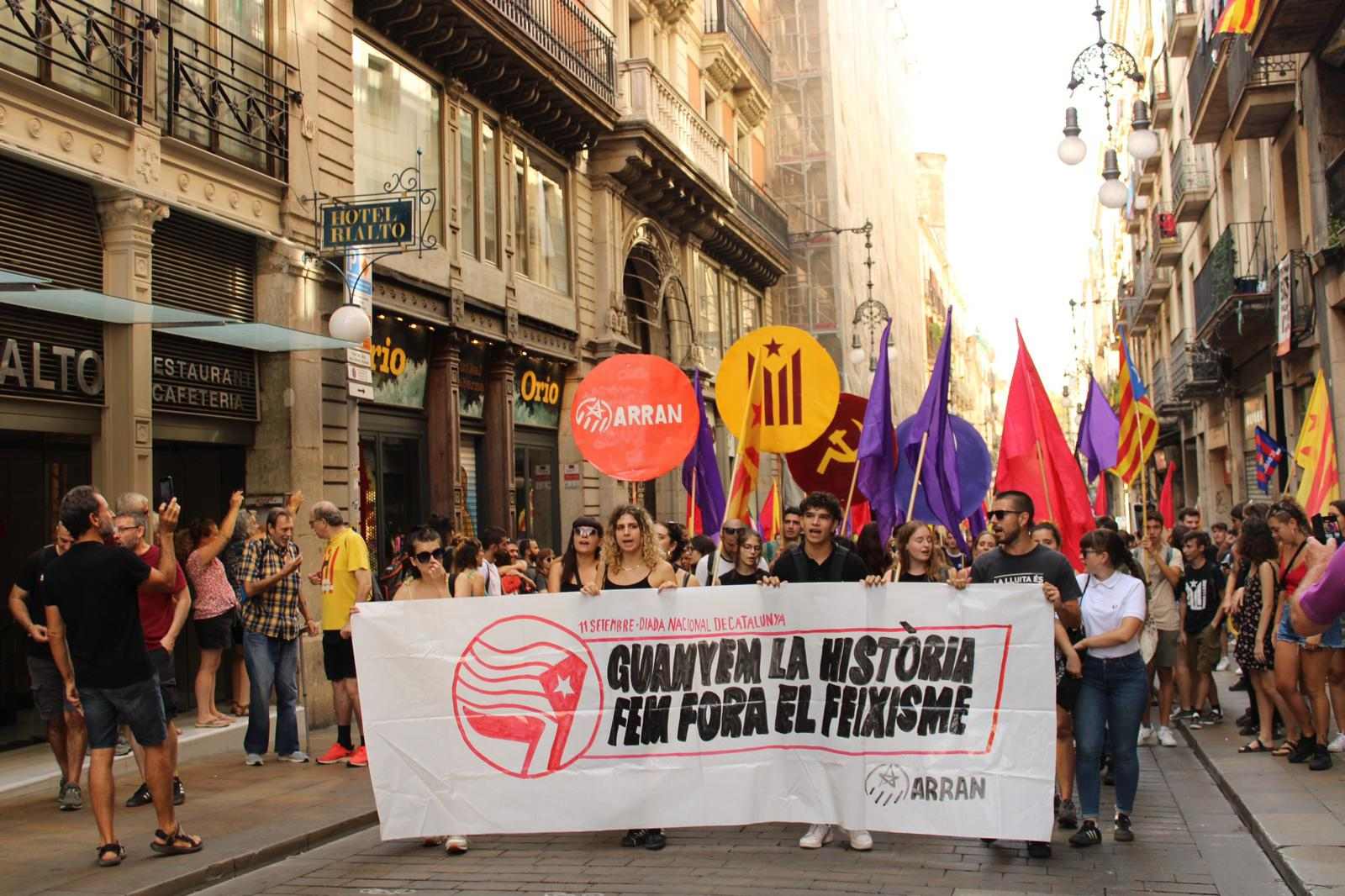 Arran destrueix les ofrenes florals d'Aliança Catalana i  Vox per la Diada