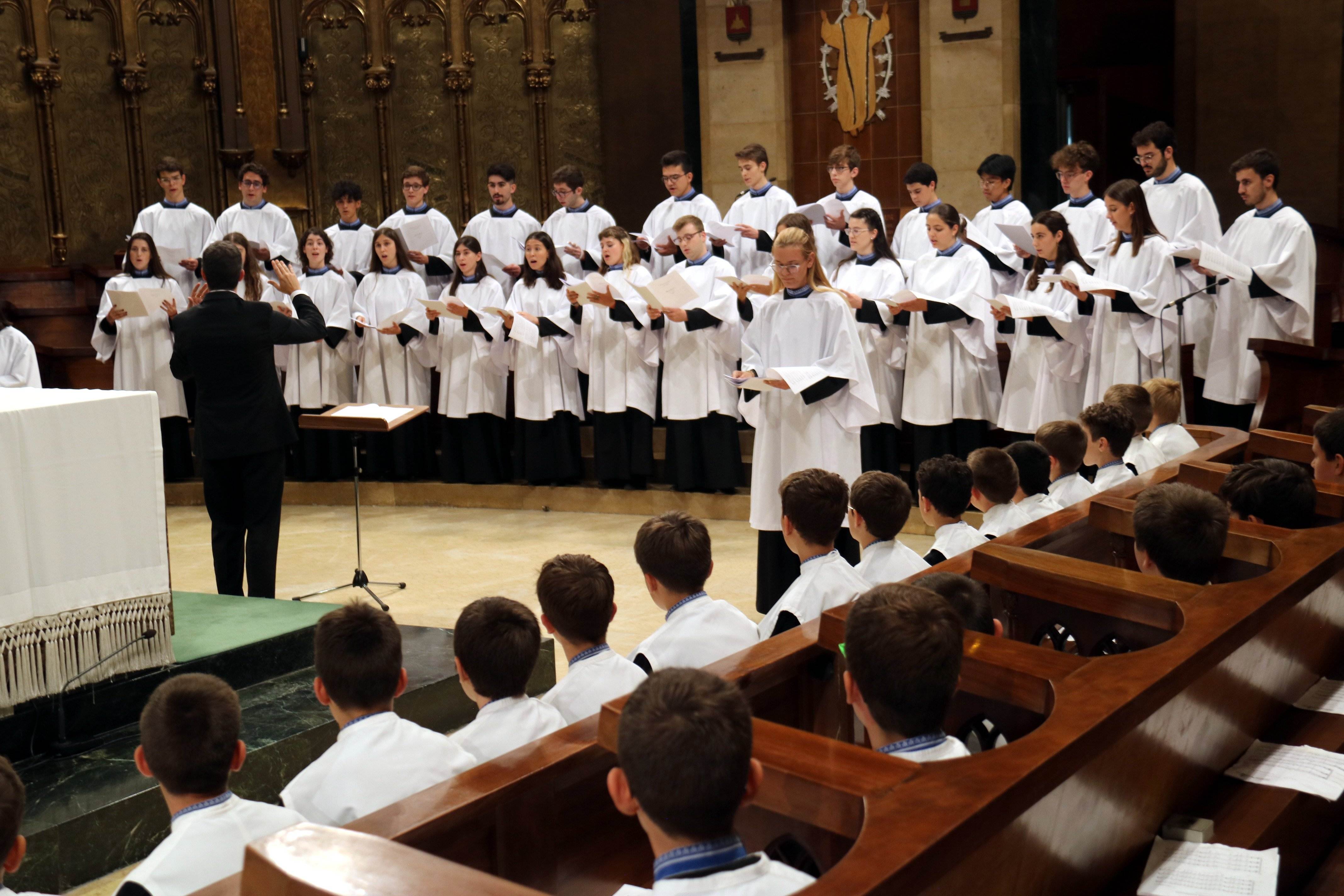 Debuta el primer coro mixto de la historia de la Escolanía de Montserrat con 'escolanes'