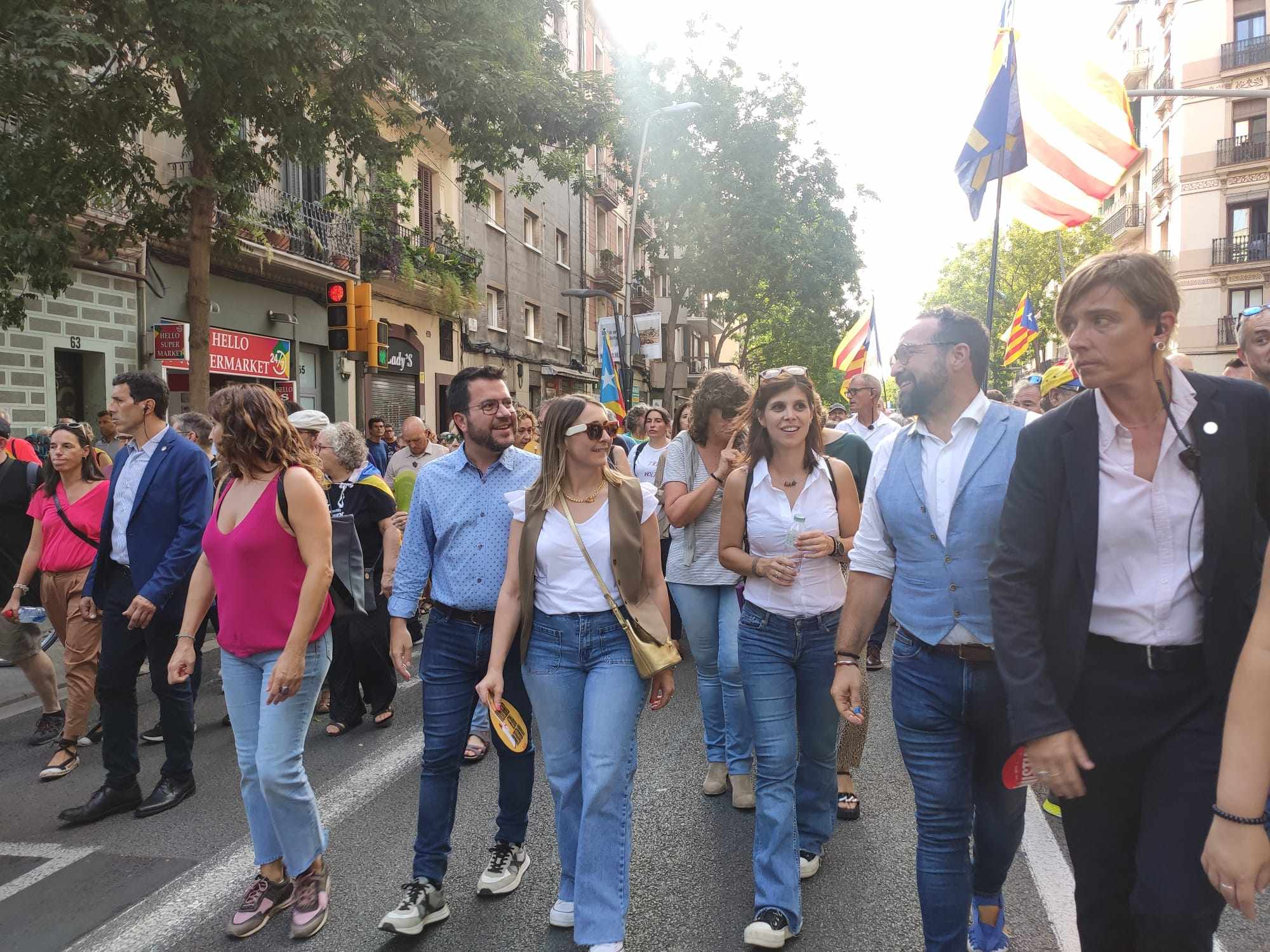 ERC se sobreposa a una xiulada a Aragonès amb crits d'independència a la manifestació de la Diada