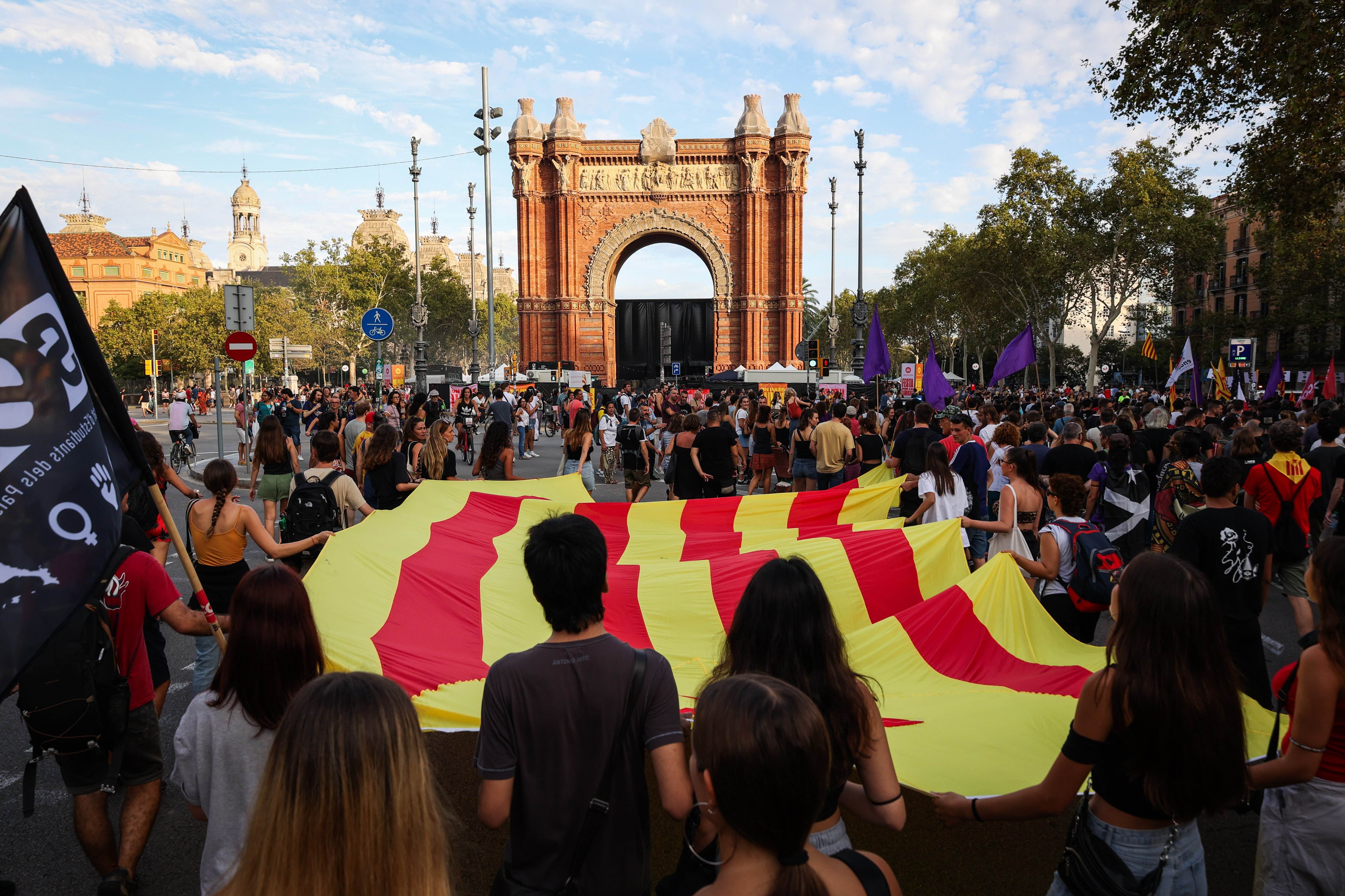 Los catalanes y los menores no acompañados, los colectivos más odiados en España según un estudio