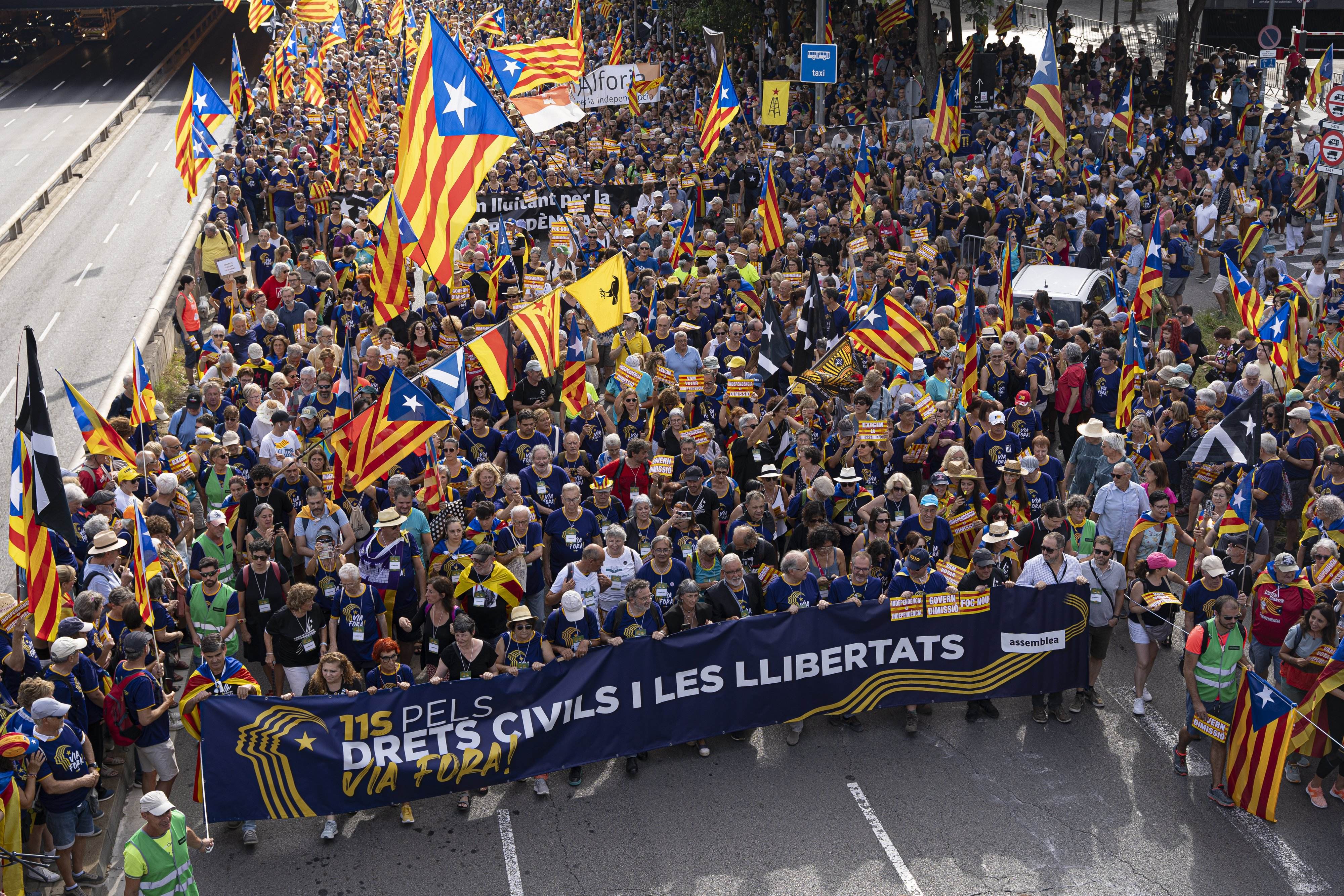 The 'stand-by' Diada: Catalan independentists again fill the streets, watchful of investiture talks