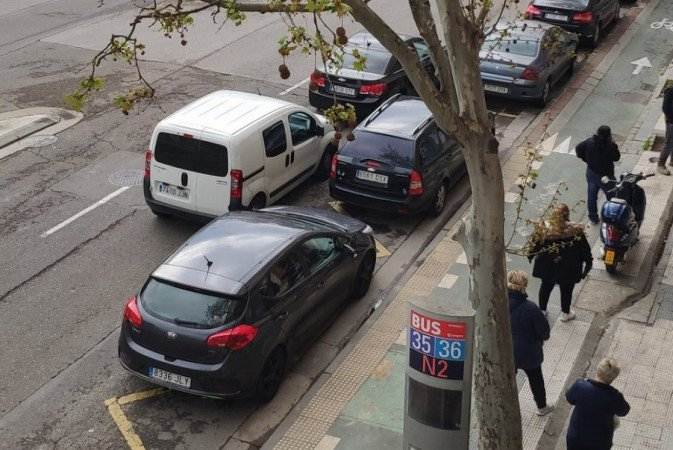 ¿Está siempre prohibido aparcar en doble fila?